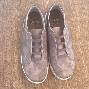 Womens B Zees slip on cushion shoes